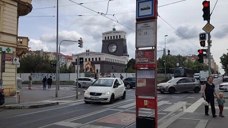 Tramvajová zastávka "Náměstí Jiřího z Poděbrad"